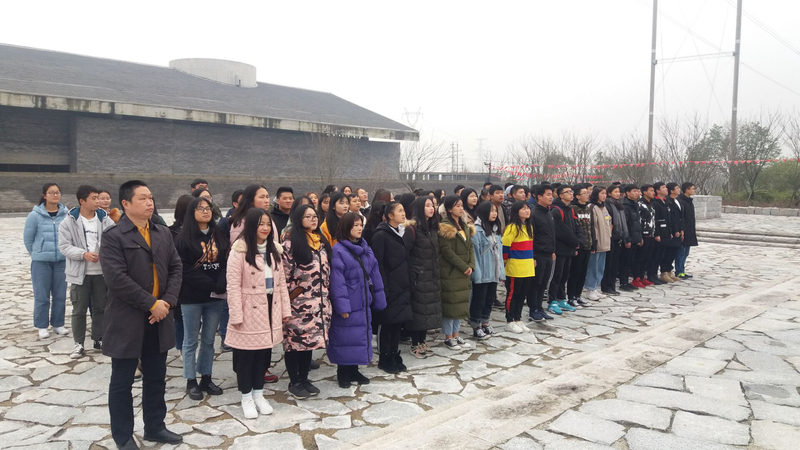 2、师生在国旗广场高唱国歌.jpg